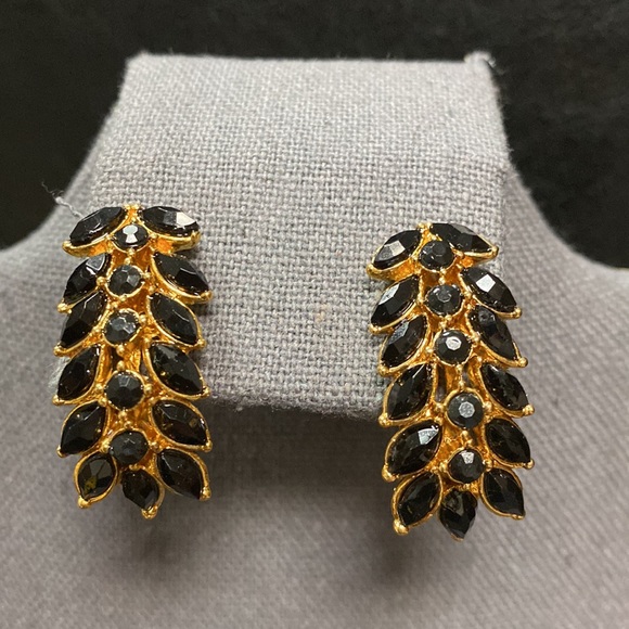 Vintage Black/gold clip on leaf pattern earrings. - Picture 7 of 7